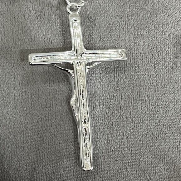 Beautiful Silver Plated Cross Crucifix On Snake Chain Silver Tone Christian - Picture 7 of 7